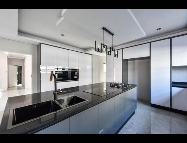 5 BEDROOM HOUSE FOR SALE IN SIX FOUNTAINS RESIDENTIAL ESTATE